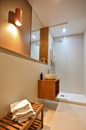 Shower, hair dryer, towels, soap - A warm and refined country house for unforgettable moments. (Le Tremblay-sur-Mauldre)