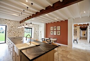 Dining - A warm and refined country house for unforgettable moments. (Le Tremblay-sur-Mauldre)