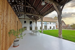 Outdoor dining - A warm and refined country house for unforgettable moments. (Le Tremblay-sur-Mauldre)