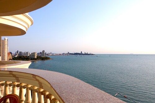 Spacious 3BR 15m Balcony Seaview 1 Minute TO BEACH