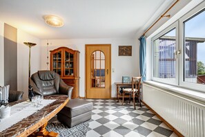 TV - Holiday Apartment 'Fewo Ingrids Ferienhof' with Private Terrace, Shared Garden and Wi-Fi (Emmelsbüll-Horsbüll)