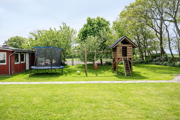 Children’s area - Holiday Apartment 'Fewo Ingrids Ferienhof' with Private Terrace, Shared Garden and Wi-Fi (Emmelsbüll-Horsbüll)