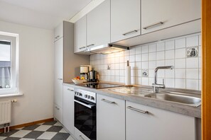 Fridge, oven, stovetop, dishwasher - Holiday Apartment 'Fewo Ingrids Ferienhof' with Private Terrace, Shared Garden and Wi-Fi (Emmelsbüll-Horsbüll)
