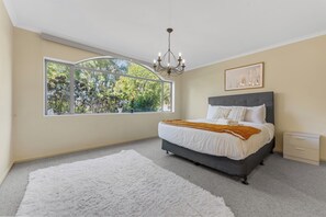 6 habitaciones, tabla de planchar con plancha, wifi y ropa de cama 