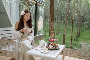 Outdoor dining - Timber Society Boutique Hideaway (Si Sunthon)