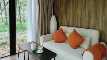 Cabaña superior, 1 cama Queen size | Área de sala de estar