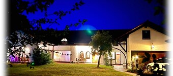 „Familienzimmer“ Ferienwohnung Villa Galerie – Komfort mit Pool, Garten, Balkon & WLAN