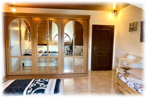 2 bedrooms, free WiFi, bed sheets - Apartment 'Familienzimmer - Galerie' with Shared Pool, Shared Garden and Wi-Fi (Hohenwart)