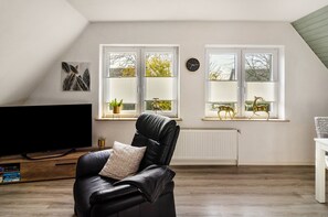 TV - Apartment 'Schlossblick' with Wi-Fi (Hage)