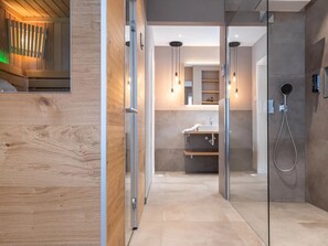 Een douche, een haardroger, handdoeken
