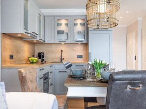 Fridge, microwave, oven, stovetop - Apartment 'Wellness-Appartement Waterkant' with Sea View, Shared Garden and Wi-Fi (Glücksburg (Ostsee))