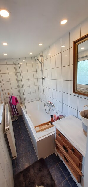 Ducha, artículos de tocador gratuitos, secador de pelo, toallas