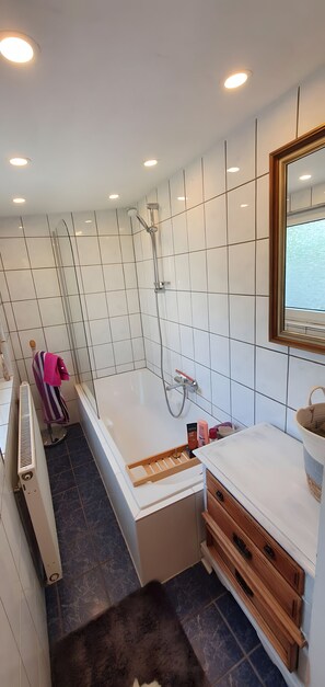 Shower, hair dryer, towels