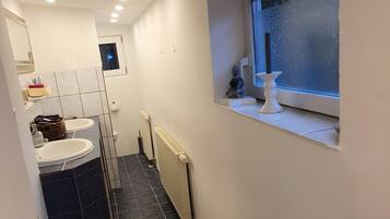 Dutxa, articles de tocador gratuïts, assecador de cabells i tovalloles