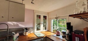 Frigorífico, horno, placa de cocina y lavavajillas