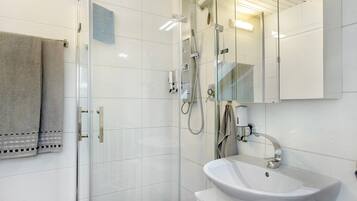 Ducha, secador de pelo, toallas
