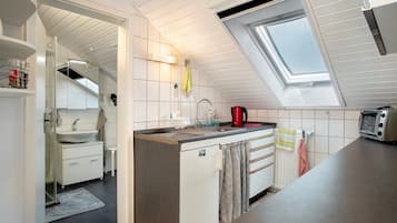 Kühlschrank, Ofen, Herdplatte, Wasserkocher mit Kaffee-/Teezubehör