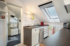 Kylskåp, ugn, spishäll och kaffe- och tebryggare