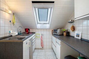 Fridge, oven, stovetop, coffee/tea maker - Apartment 'Apfelstübchen' with Mountain View and Wi-Fi (Friedrichshafen)