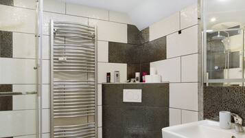 Dusche, Haartrockner, Handtücher