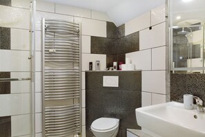 Regadera, secadora de cabello, toallas 