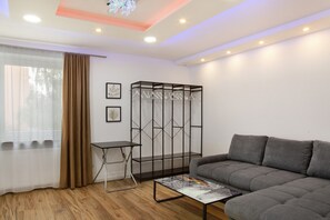 TV, ping pong - Apartment 'Neuburg 7 - New' with Balcony and Wi-Fi (Neuburg an der Donau)