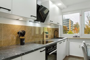 Kjøleskap, mikrobølgeovn, ovn og kokeplater