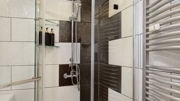 Dusche, Haartrockner, Handtücher