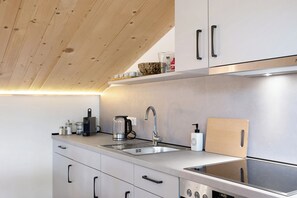 Fridge, oven, stovetop, dishwasher - Apartment 'Refugium Aus Vollholz' with Mountain View, Shared Garden and Wi-Fi (Schlitz)