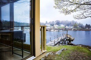 Property grounds - Cozy Waterfront Cottage with Dock (Southport)