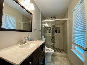 Dusche, Haartrockner, Bidet, Handtücher