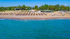 A beach resort with sun loungers and umbrellas, a pool, and a view of the ocean. - Berry Blue Hotels - All Inclusive (Manavgat)