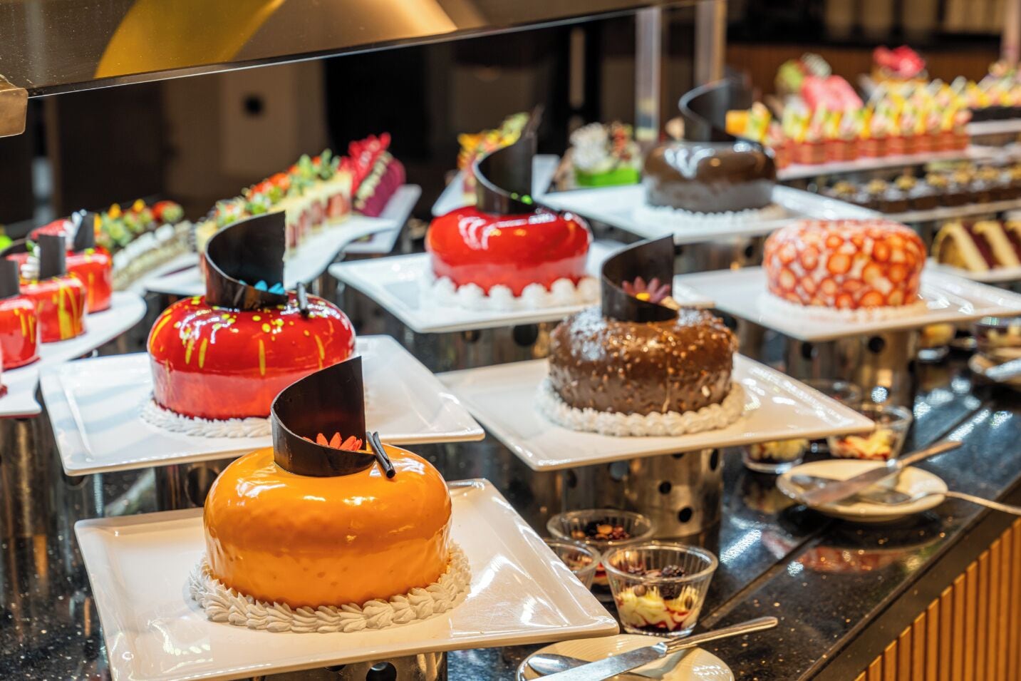 Une variété de gâteaux présentés sur un buffet.