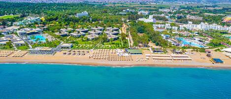 شاطئ خاص قريب، حافلة نقل من وإلى الشاطئ مجانًا، كراسي للتشمس