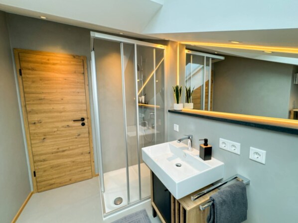 Shower, hair dryer, towels - Vacation apartment Kampenwand (Eggstätt)