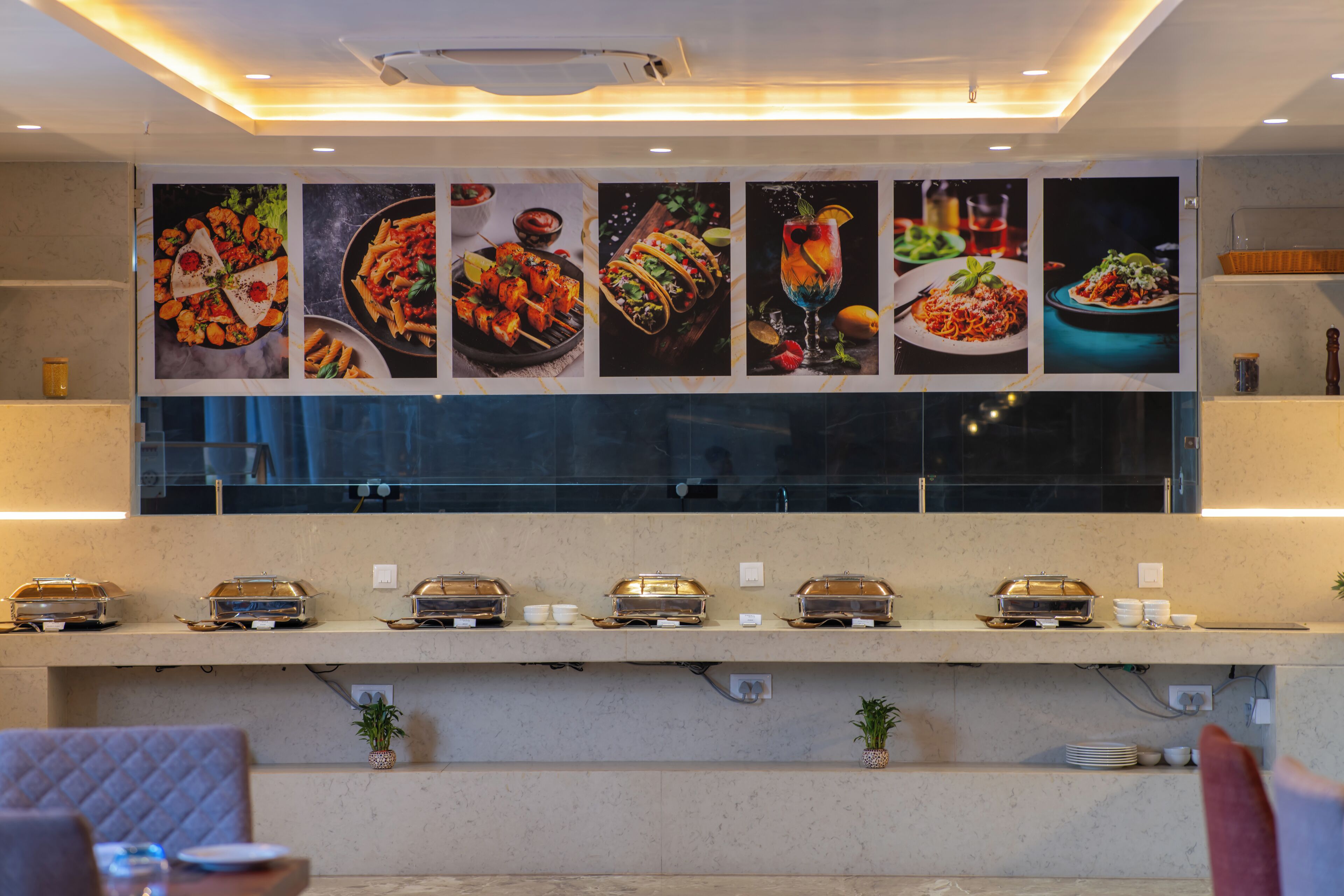 Café da manhã com buffet todos os dias (INR 500 por pessoa) 