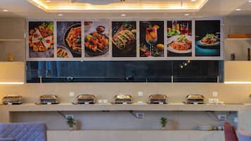 朝食 (ビュッフェ)、毎日提供 (1 名様 500 INR)