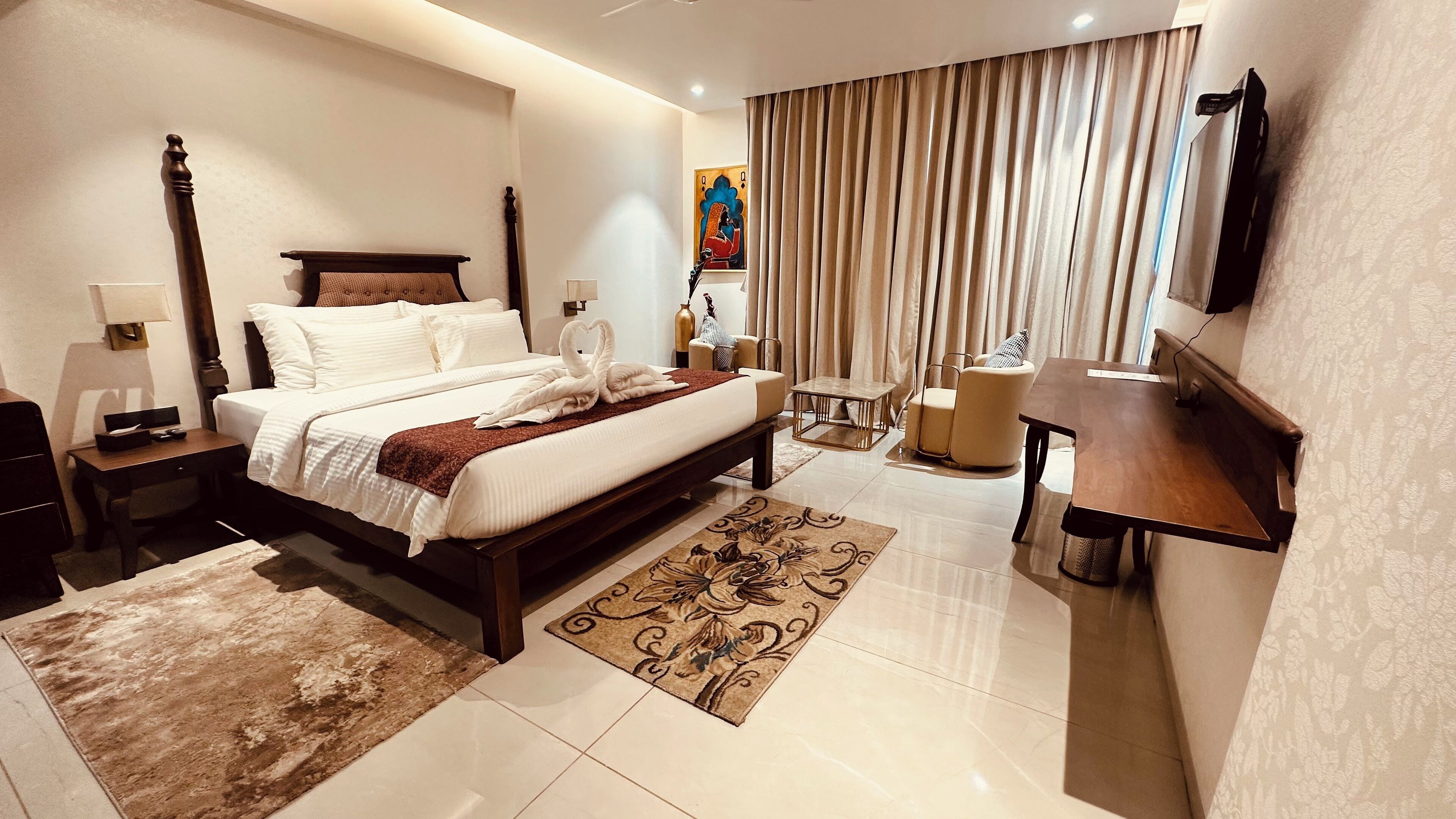 Suite Room with Bathtub | In-room safe, free WiFi