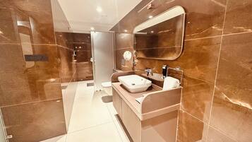 Suite Room with Bathtub | バスルーム | スリッパ