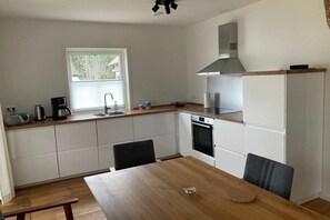 Kylskåp, ugn, spishäll och diskmaskin