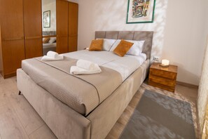 2 quartos, ferros/tábuas de passar roupa, berço de viagem