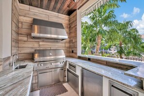 Fridge, microwave, oven, stovetop - Elegant Waterfront Estate 6BR/6.5BA (Fort Lauderdale)