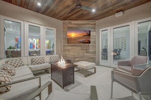 Smart TV, ping pong, stereo - Elegant Waterfront Estate 6BR/6.5BA (Fort Lauderdale)