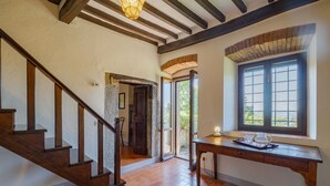 A staircase with wooden railings, a stone wall, and a window with a view of greenery. - Stunning private villa for 8 people with WIFI, private pool, A/C, TV and panoramic view (Cortona)