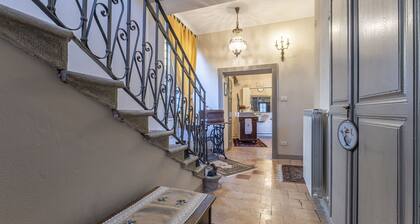 Atemberaubendes alleinstehendes Ferienhaus mit W-LAN, Whirlpool, TV, Balkon und Panoramablick