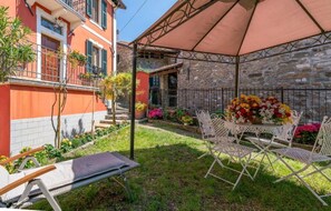 Outdoor dining - Beautiful private villa for 6 people with hot tub, WIFI, TV, balcony and panoramic view (Fivizzano)