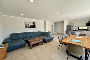 Smart TV y chimenea 