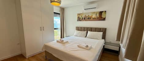5 bedrooms, iron/ironing board, Internet