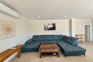 Smart TV y chimenea 