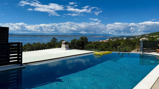 A swimming pool with a clear view of the sea and distant mountains. - Apartment in Croatia near the Adriatic Coast (Crikvenica)